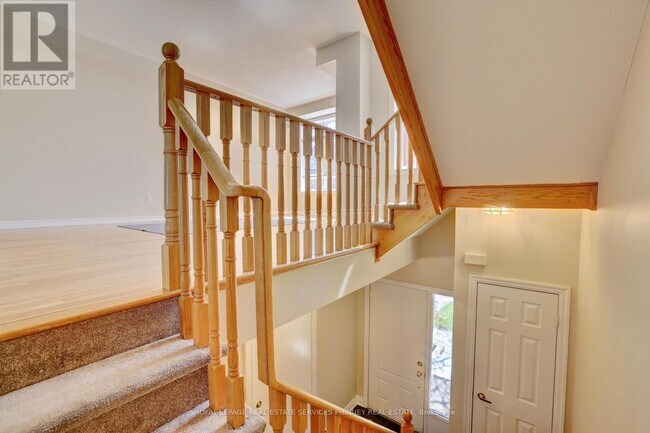 Photo du bâtiment - 165 Lakeshore Rd E