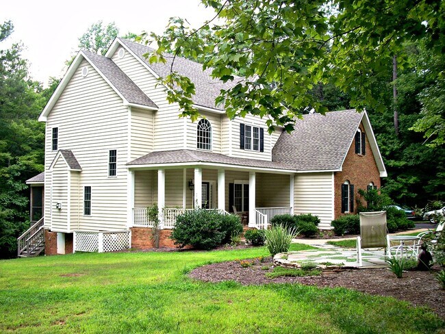 Building Photo - 3-4 BR / 2.5 BA Lovely Two-Story in The Hi...