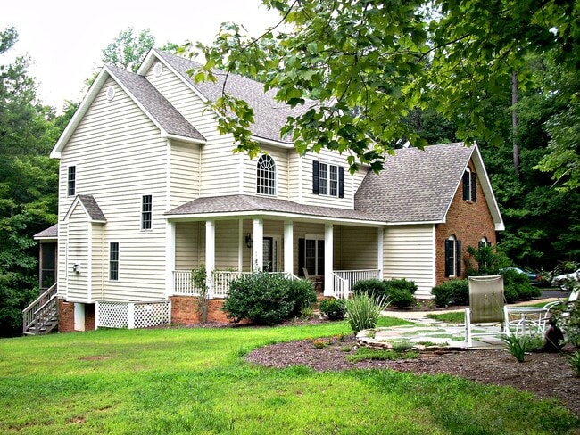 Building Photo - 3-4 BR / 2.5 BA Lovely Two-Story in The Highlands