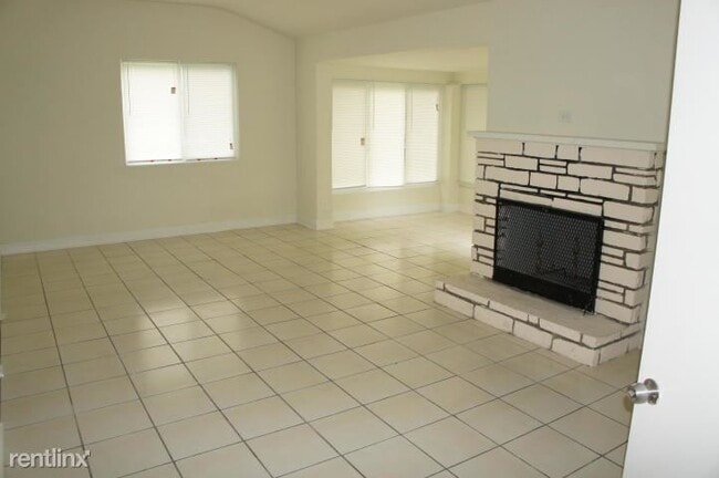 Building Photo - 3 br, 1 bath House - 1820 NW 15th Vis