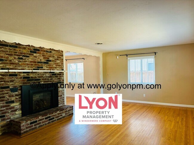 Building Photo - Updated beautiful 3 bedroom home w/ 2 car ...