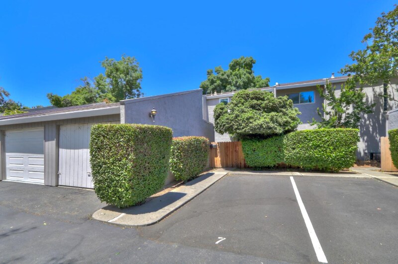 Primary Photo - 3215 Bermuda Ave