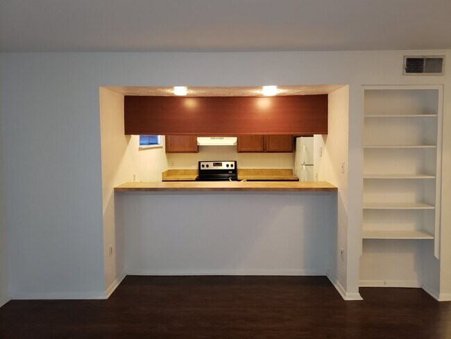 Foto del edificio - 2 Bedroom 2.5 Bath Townhouse with covered parking