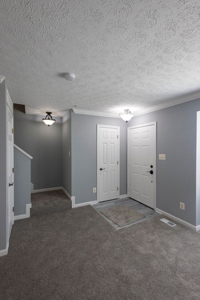 Building Photo - Charming 3Bed/2.5Bath in Constant Friendsh...