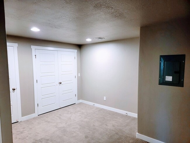 Building Photo - Stunning Townhome!