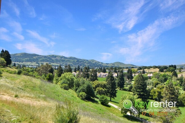 Foto del edificio - Views and more Views! Beautiful 1 Bedroom Condo within Gated Community