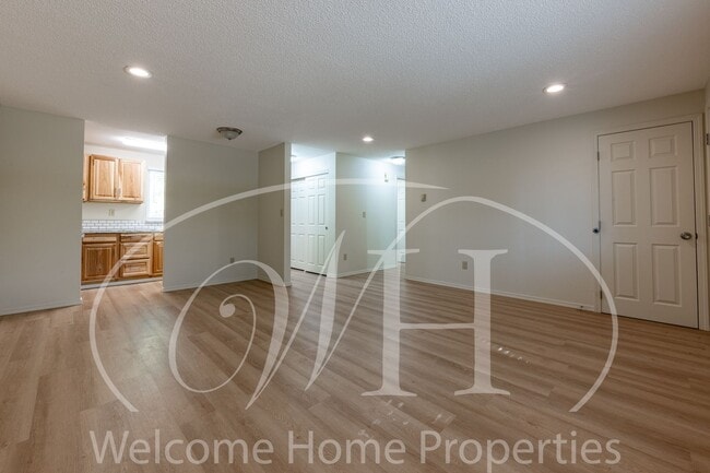 Building Photo - 2 Bedroom Apartment with Space, Convenienc...