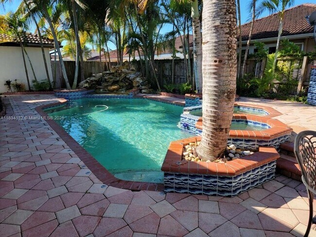 Foto del edificio - 4908 SW 143rd Ave