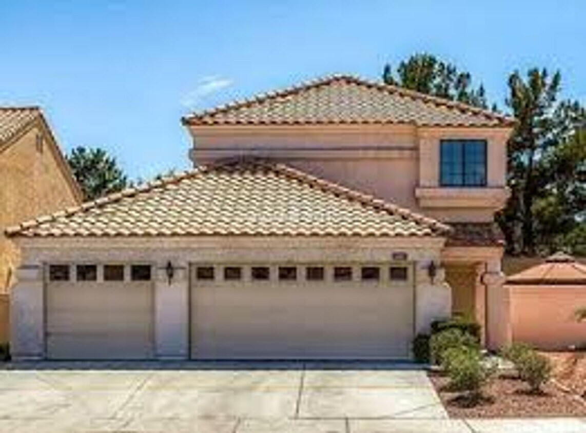 Building Photo - Spacious 3-Bed Home with 3-Car Garage & Mo...