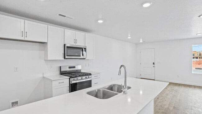 Building Photo - Available Now!! Long Valley Townhome!