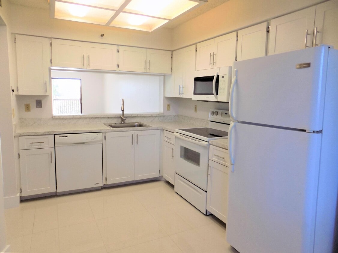 2200 S Cypress Bend Dr Unit 305, Pompano Beach, FL 33069 Condo for