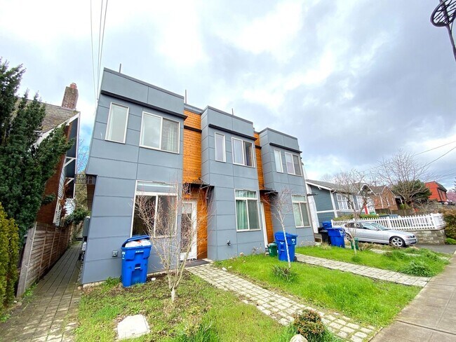 Building Photo - Great Townhome For Rent