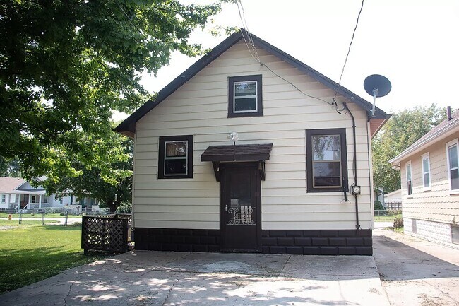 Building Photo - 2200 7th Ave