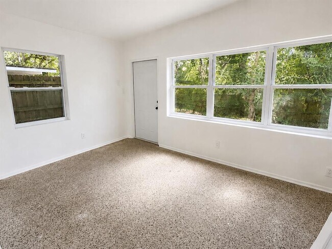 Building Photo - 1605 Dauphin Ln