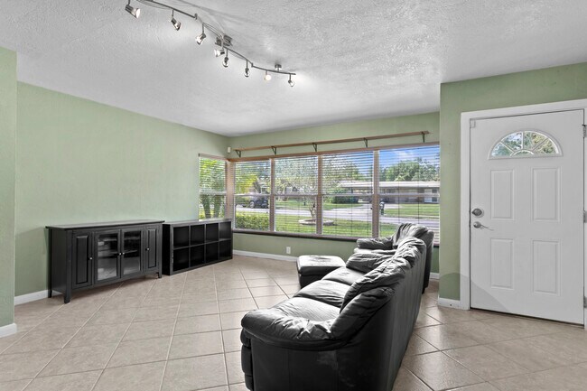 Foto del edificio - 10908 W Elbow Dr