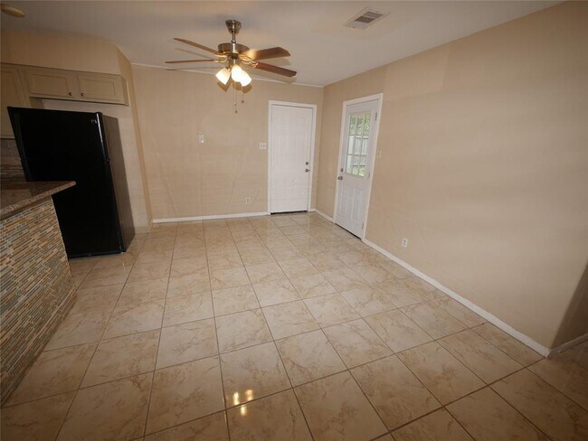 Foto del edificio - 3813 Bennett Dr