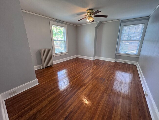 Foto del edificio - Cozy 4 Bed 2 Bath Home with sunroom