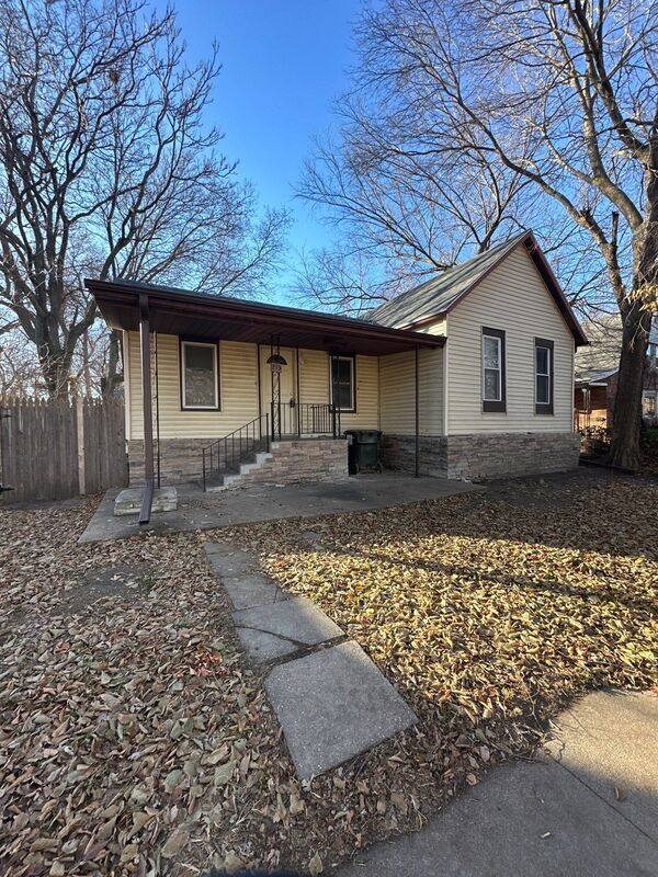 Primary Photo - 213 E St