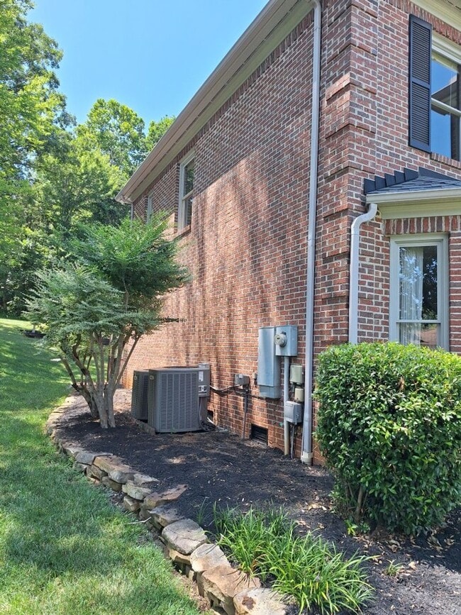 Building Photo - 4bd/3 bath located in desirable neighbor in Fox Den Subdivision in West Knoxville