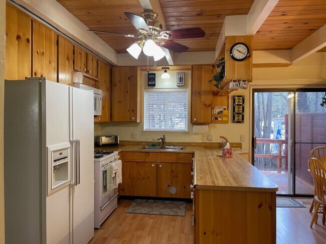 Building Photo - Charming 3-bedoom condo on a creek
