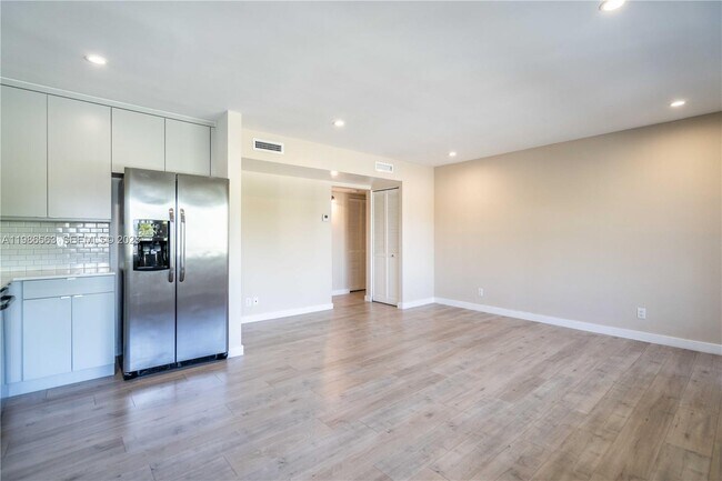 Foto del edificio - 2400 NE 26th St