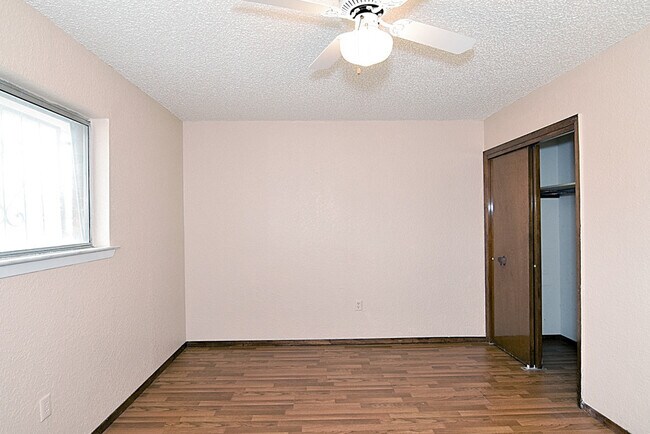 Building Photo - Eastside 3 Bedroom 2 Bath