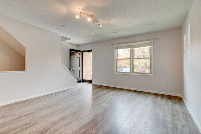 Foto del edificio - 5262 Meadowknoll Ln