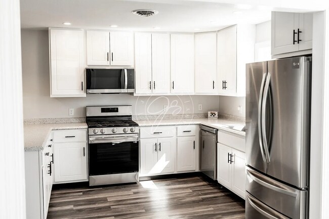 Foto del edificio - FULLY RENOVATED HOME NEAR DOWNTOWN PERRYSBURG | 3 BED | 2.5 CAR GARAGE | FENCED YARD