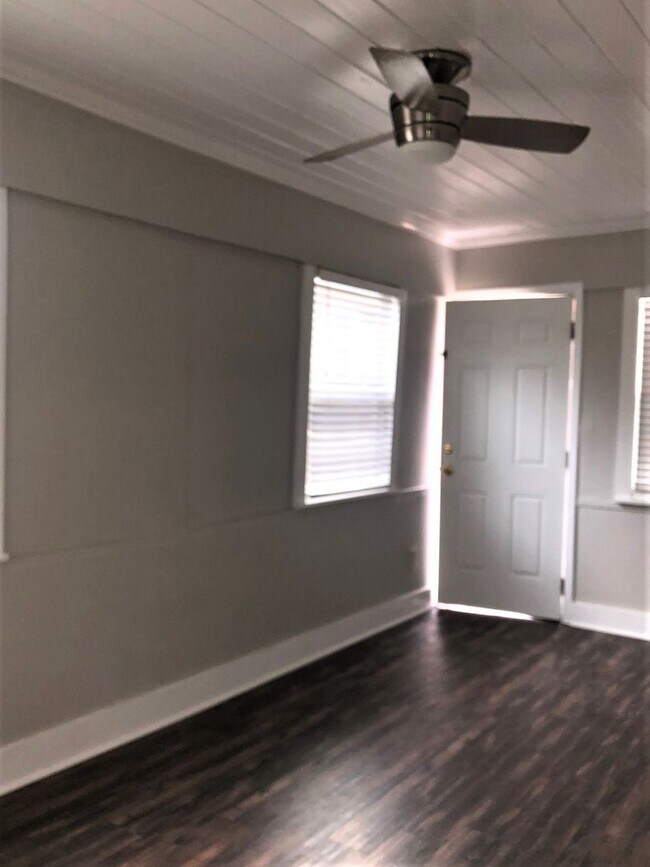 Building Photo - Historic Sanford Second Floor 1BR/1BA Apar...