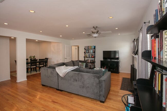 Sala de estar decorada con comedor - 1622 Franklin St