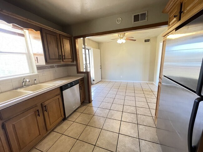 Foto del edificio - 3 Bed, 1 Bath Home with Large Corner Lot