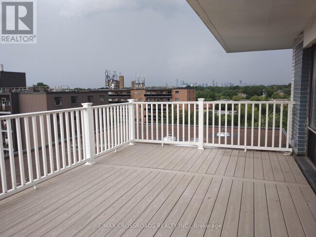 Photo du bâtiment - 363-363 Lakeshore Rd E
