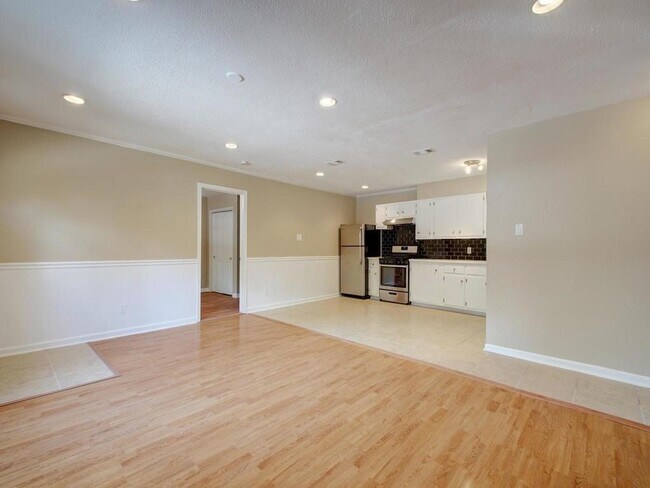 Building Photo - 610 Genard St