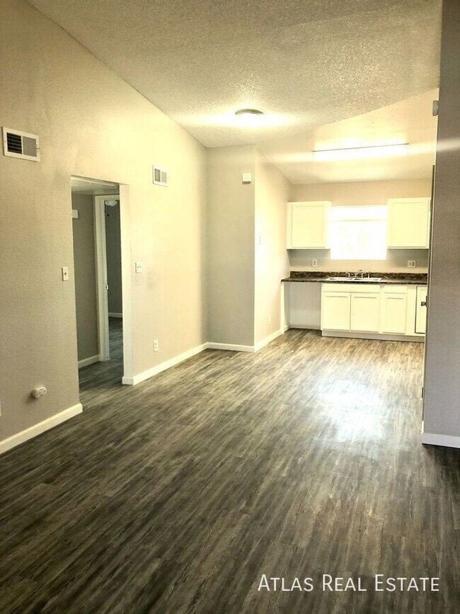 Building Photo - 465 W Ivyglen St