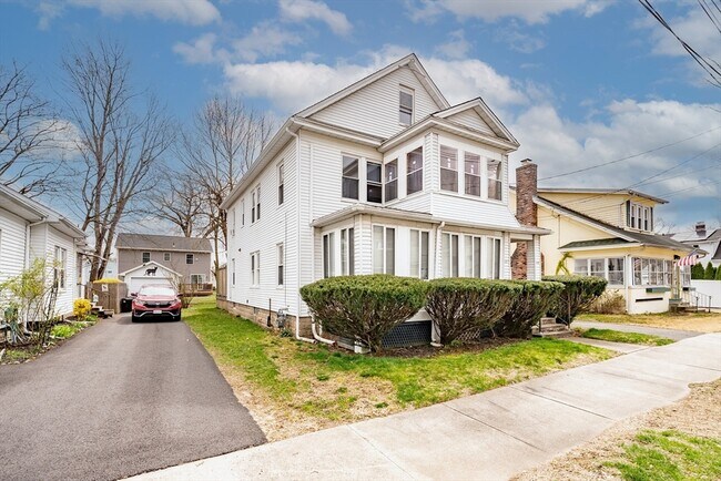 Building Photo - 105 Larkspur St