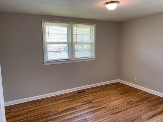 Foto del edificio - SPACIOUS TWO BEDROOM/ONE BATH IN NORTHEAST...