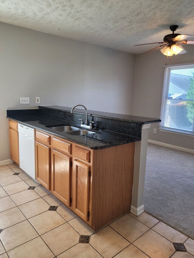 Foto del edificio - Newly Renovated 3 Bedroom, 2 Bath Ranch Home. Minutes from Shopping & Restaurants!