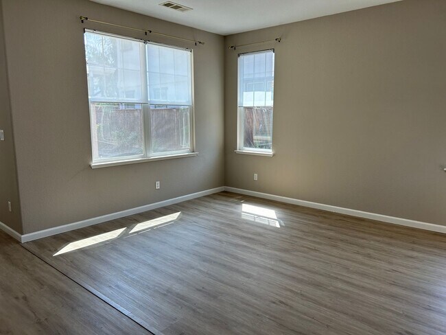 Foto del edificio - Beautiful 5 Bedroom, 3 Bath Brentwood Home / Downstairs Bedroom and Bath
