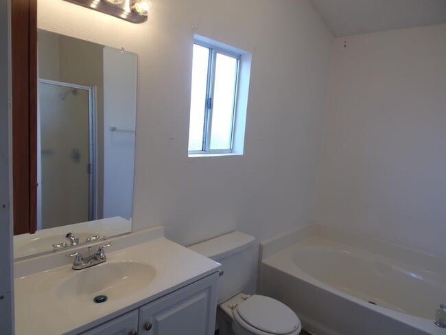 Foto del edificio - 21782 Wisteria St