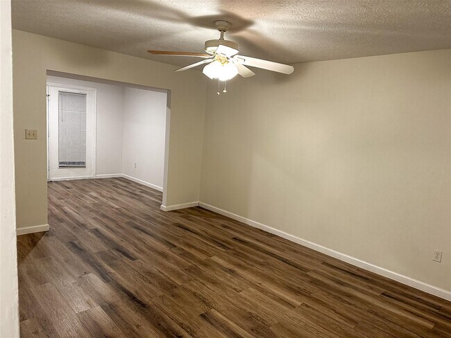 Foto del edificio - 1225 N Lee Dr