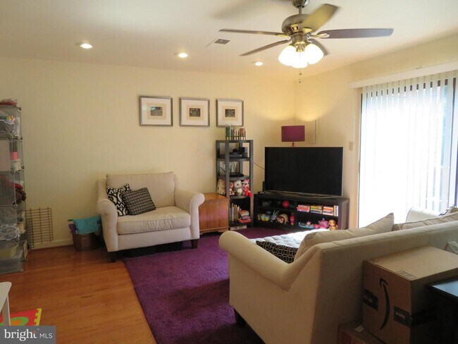 Foto del edificio - 3743A Madison Ln