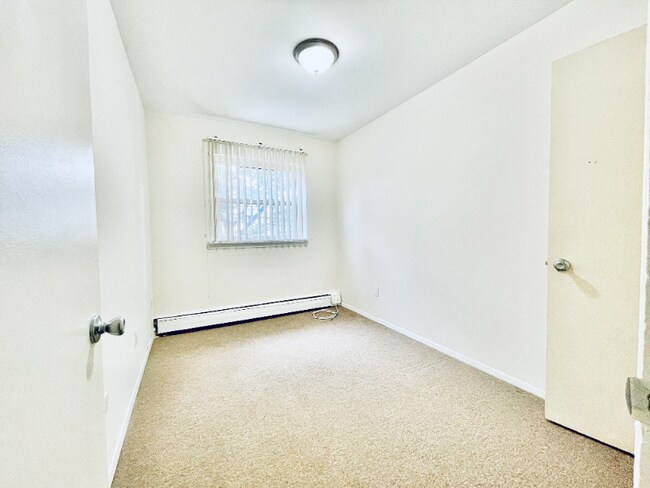 Building Photo - 1649 Pilgrim Ave