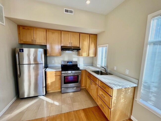 Building Photo - CHARMING RICHMOND 1 BED WITH INCREDIBLE VIEWS!!!