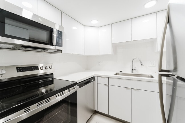 Building Photo - Oakland Park Villas