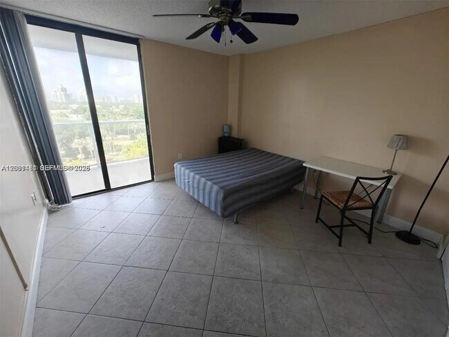 Foto del edificio - 3701 N Country Club Dr