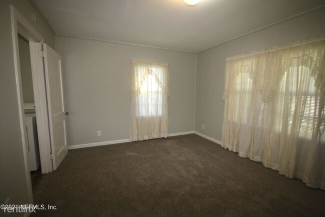 Building Photo - 3 br, 1 bath House - 2 Brackland St