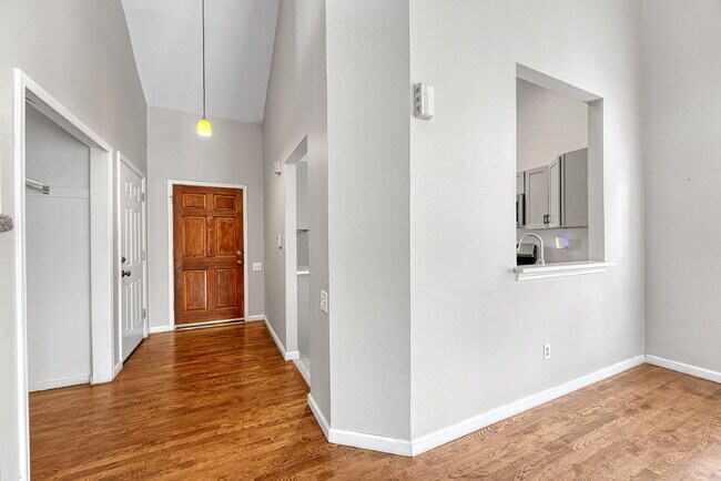 Building Photo - $2,595.00, 3 bedroom + loft, 3 bath, locat...