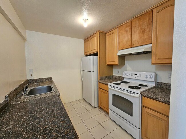 Foto del edificio - Sunny 2 Bed / 1 Bath Condo with Private Balcony (2nd Floor)