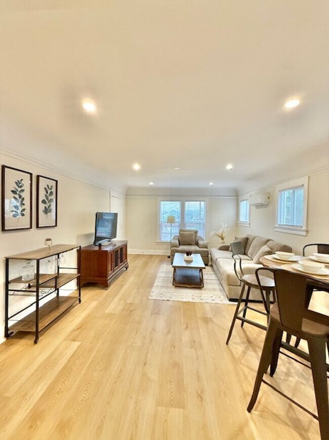 Foto del edificio - 2+1 w/all appliances + garage in central L...