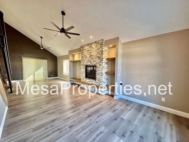 Building Photo - 13871 Oakmont Dr